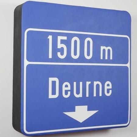 Schilderij van Sergio De Beukelaer dat verwijst naar een iconisch signalisatiebord op de Ring van Antwerpen Schilderij van Sergio De Beukelaer dat verwijst naar een iconisch signalisatiebord op de Ring van Antwerpen